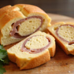 Tranche de Cake Jambon Fromage montrant sa texture délicieuse et ses ingrédients.