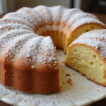 Gâteau aux noix fraîchement cuit, avec une couche de sucre glace, prêt à être dégusté.