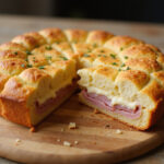 Cake jambon fromage parfaitement cuit, tranché et prêt à être servi.