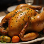Poulet rôti doré avec des légumes, parfait pour un dîner en famille.