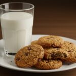 Biscuits avoine et chocolat fraîchement cuits, délicieux biscuits maison servis avec un verre de lait.