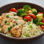 Finished bol de poulet grillé avec riz de chou-fleur et légumes, un repas rapide et sain.