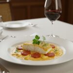 Plat de dos de cabillaud à la crème de chorizo, un délice culinaire à savourer.