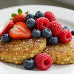 Galettes flocons d'avoine présentées avec des baies fraîches, recette healthy délicieuse.