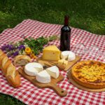 Complete idées de pique-nique with baguette, cheese and quiche, perfect for outdoor gatherings.