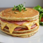 Delicious pancakes salés jambon-fromage served for a gourmet brunch.