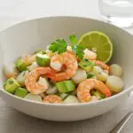 Perfectly arranged salade fraîcheur aux crevettes with avocado and palm hearts for a healthy summer dish.