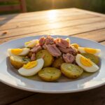 Salade de pommes de terre au thon et œufs frais prête à être servie pour une occasion spéciale.