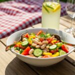 Salade de haricots blancs et légumes d'été finie, parfaite pour un repas estival.