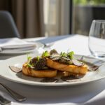 Tartines de toast à la truffe prêtes à être servies lors d'un dîner élégant.