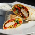 Finished wraps poulet-légumes, a quick and healthy meal showcasing vibrant vegetables and chicken.