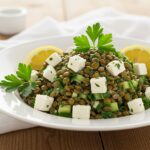 Salade croquante de lentilles et feta finie, parfaite pour un repas léger.