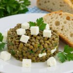 Portion de salade de lentilles et feta marinée, parfaite pour une cuisine méditerranéenne.