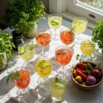 Table élégante avec des boissons infusées aux cornichons prêtes pour une réception.