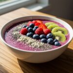 Finished bol de smoothie protéiné, parfait pour un petit déjeuner santé.