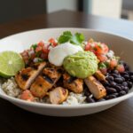 Delicious bol de burrito au poulet grillé avec riz et haricots, garnished for an appetizing meal.