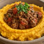 Bols de patates douces Sloppy Joe served in a bowl, a delicious and hearty meal.