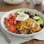 Finished bols de poulet grec, a healthy and easy Mediterranean dish, perfect for a nutritious meal.