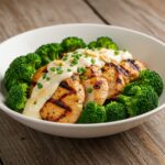 Delicious bols de poulet grillé with creamy garlic sauce and broccoli, perfect for a hearty meal.