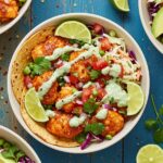 Bols de tacos au poisson épicé finis avec garnitures fraîches, parfaits pour un repas savoureux.