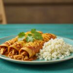 Finished enchiladas de poulet served with cauliflower rice, perfect for a healthy meal.