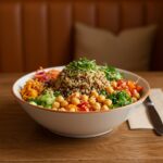 Buddha bowl de patates douces et arachides thaï, un plat sain et savoureux.