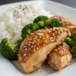 Finished poulet au brocoli with sesame seeds and rice, perfect for a plat sains poulet brocoli.