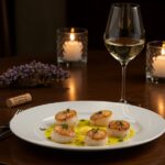 Coquilles saint-jacques saisies avec beurre à l'ail présentées sur une table élégante.
