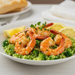 Plat fini de crevettes à l'ail et riz de brocoli, un repas sain et copieux à déguster.