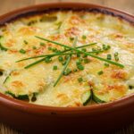 Delicious gratin de légumes ultra-protéiné with golden cheese, perfect for a wholesome meal.