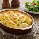 Gratin de poulet et riz au chou-fleur, plat savoureux et réconfortant pour un repas.