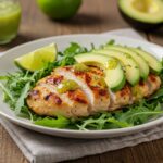 Plat de poulet à l'avocat californien grillé présenté, parfait pour une recette de poulet facile.