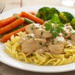 Delicious poulet stroganoff served with egg noodles, a perfect comfort meal.