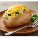 Pommes de terre farcies au fromage et épinards finies, idéales pour un repas délicieux.