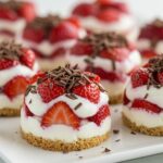 Elegant serving of finished clusters au yaourt chocolat-fraise with strawberry and chocolate layers.