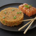 Complete riz croustillant with spicy salmon, showcasing its crispy and flavorful layers.