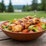 Salade de brochettes de poulet BBQ avec une sauce barbecue, idéale pour un repas estival.