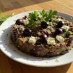Salade grecque d'aubergines prête à être servie, idéale pour un plat méditerranéen.