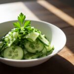 Salade de concombre et ciboulette finie, idéale pour les repas d'été en plein air.