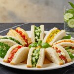 Sandwichs de Supermodèle finis présentés dans un plat attrayant, parfaits pour un déjeuner rapide.