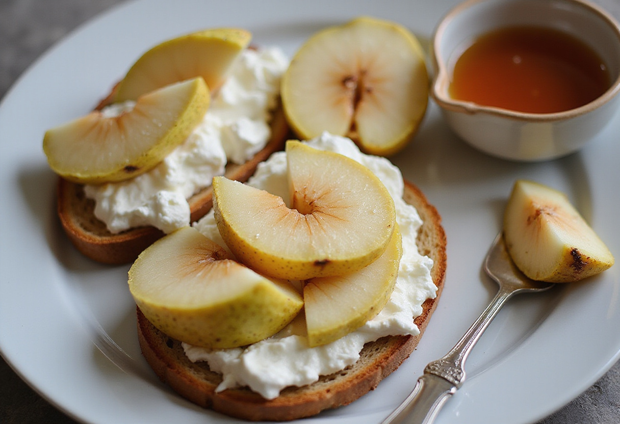 Tranches de poires disposées sur un toast au fromage cottage pour une présentation appétissante du Toast à la Poire.