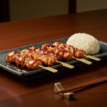 Presenting yakitori de poulet au teriyaki with sticky rice for a delightful Japanese meal.
